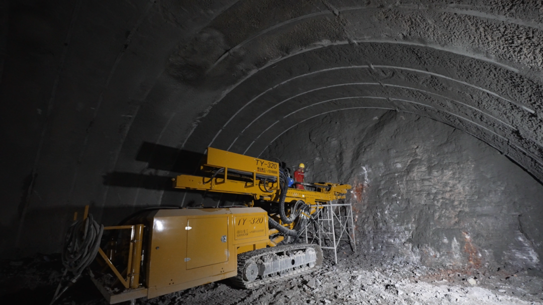 前山重工TY-320超前水平钻机施工现场
